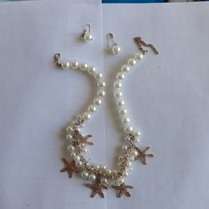 Pearl necklace with earrings.